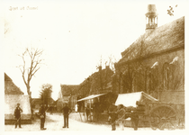 576656 Het opbouwen van een markt naast de kerk, 1900