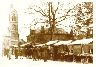 576657 Marktkramen met souvenirs in de meimaand in Ommel, met links de kerk en rechts de pastorie, 1920
