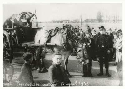 576667 Het verhuizen van de zusters naar Ommel met paard en wagen, begeleidt door de veldwachter, 13-4-1939
