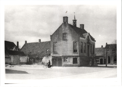 576703 Gemeentehuis, Markt, met rechtsachter een stukje de Prins Bernhardstraat, 1938