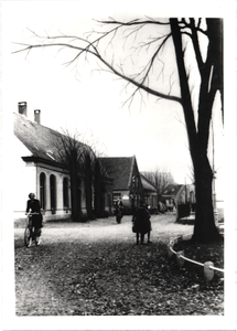 576707 Fietsers in de Julianastraat. Het tweede pand links is van van Horssen, 1938