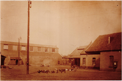 576712 Binnenterrein bij de roomboterfabriek van Bluijssen , 1890-1905