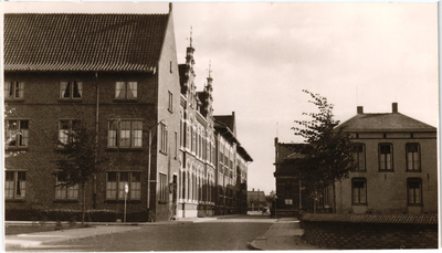 576743 Kerkstraat, met links Huize Bartholomeus en rechts de R.K. Pastorie en op de achtergrond het patronaatsgebouw, 1950