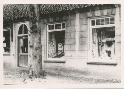576747 Textiel en levensmiddelwinkel van P. de Bruijn, Koningsplein, 1955