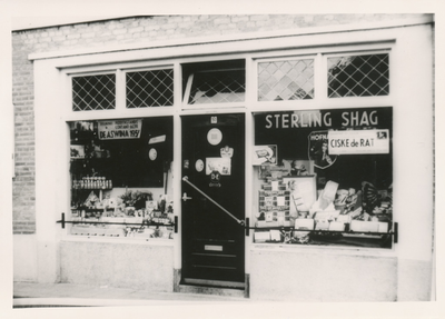 576760 Rook- en tabakswinkel van A. Bekken - Ceelen, Julianastraat, 1955