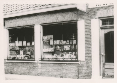 576761 Drukkerij en boekhandel van H. Mennen, Julianastraat, 1955