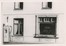 576762 Fietsenwinkel, met benzinepomp, van A. Verdijseldonk, Prins Bernhardstraat, 1955