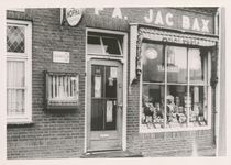 576765 Tabak- en rookartikelenwinkel van Jac Bax, Prins Bernhardstraat, 1955