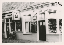 576766 Kapperszaak, rookartikelen en parfumeriezaak van de Gebr. Warnar, Prins Bernhardstraat, 1955
