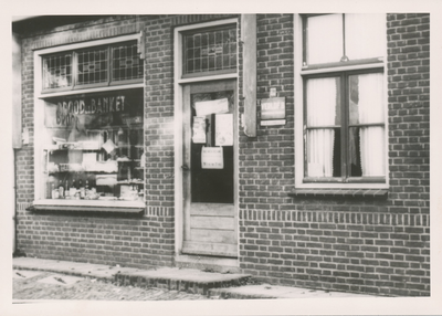 576768 Brood- en Bankelwinkel van Frans Eijsbouts, Prins Bernhardstraat, 1955