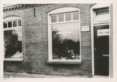 576770 Naaimachinewinkel van W. Hoebergen, Prins Bernhardstraat, 1955