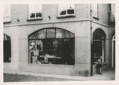 576775 Rijwiel - fietsenwinkel van Johan Mennen, Burgemeester Wijnenstraat, 1955