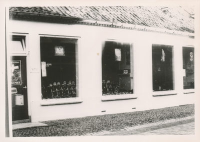576782 Rijwiel en fietsenwinkel van W. van Veghel, Emmastraat, 1955