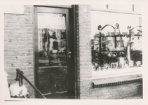 576783 Smederij en huishoudelijke artikelenwinkel van Joh. van Bussel, Emmastraat, 1955