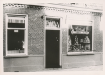 576786 Groente-, fruit- en viswinkel van J. van Hoek, Emmastraat, 1955