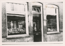 576790 Groente en fruitwinkel van Theo van Bussel, Emmastraat, 1955
