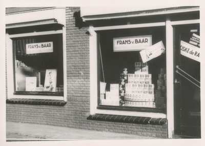 576793 Levensmiddelenwinkel en bakkerij van Frans van Baar, Emmastraat, 1955