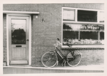 576794 Groente- en fruitwinkel van M. van Oosterhout, Emmastraat, 1955