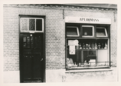 576799 Bakkerij en kruidenierswinkel van A.P. Loomans, Wolfsberg, 1955