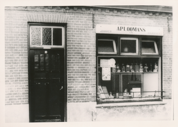576799 Bakkerij en kruidenierswinkel van A.P. Loomans, Wolfsberg, 1955