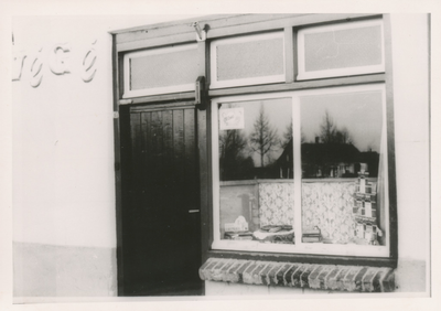 576802 Bakkerij en levensmiddelenwinkel van J. Peeters in Heusden, 1955