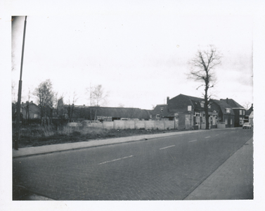 576806 Prins Bernhardstraat met links achter café Manders, 1960-1990
