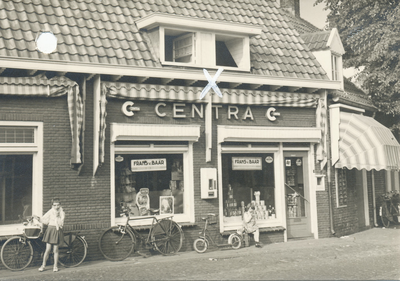 576838 Centra-kruidenierswinkel van Frans van Baar, Emmastraat 49, 1961