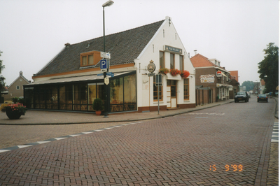 576859 Café Pinokkio, Prins Bernhardstraat en daarachter snackbar 't Stuupke, 1999