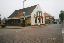 576859 Café Pinokkio, Prins Bernhardstraat en daarachter snackbar 't Stuupke, 1999