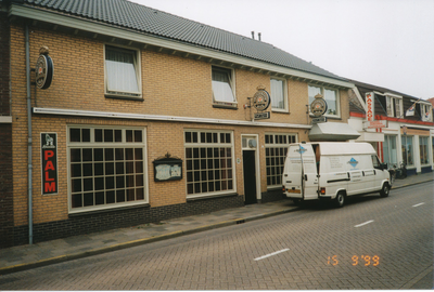 576865 Café De Kroon, Emmastraat, met ervoor een bestelauto van de Pianoexpert en rechts de Keurslager, 1999