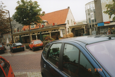 576871 Café Zaal Jan van Hoek, Markt, met rechts Winkelcentrum Midas, 1999
