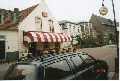 576873 Café De Pallieter, Julianastraat, met rechts de villa van Bluijssen en daarnaast Huize Bartholomeus, 1999