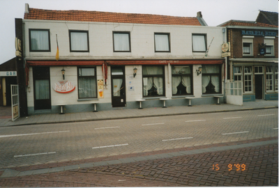 576874 Café Piet de Wit, Markt, met links een klein stukje van Garage De Wit, 1999