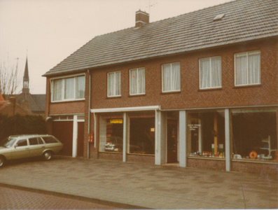 576885 Slagerij, Pastoor Arnoldstraat, 1982