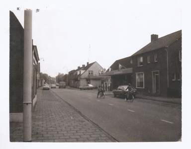 576893 Rechts, achter de auto, de autozaak en benzinestation van Van Geffen, Burgemeester Wijnenstraat, 1982