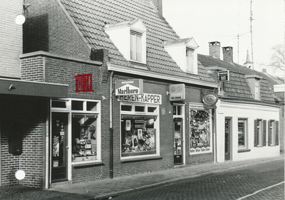 576902 Herenkapper en tabakswinkel van A.F. Warnar - Haazen, Prins Bernhardstraat, 1965-1975