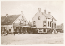 576925 Markt, met links Hotel de Arend en rechts het gemeentehuis, 1920-1939