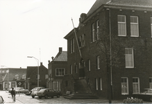 576931 Markt, met op de voorgrond het gemeentehuis, daarachter de Amro-bank en achteraan bakkerij Hoes, 1960-1980