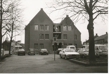 576938 Het uitgebreide gemeentehuis met de ingang, Koningsplein, 1985-1990