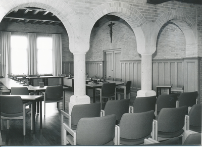 576940 Raadszaal in het verbouwde gemeentehuis gezien vanuit de publieke tribune, 1985-1990