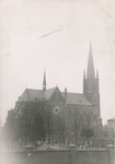 576957 Zij-aanzicht Heilige Maria Presentatiekerk, met ervoor het kerkhof, 1940-1965