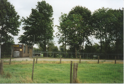576996 De ingang van korfbalvereniging DOS op sportpark De Heikamp, met links het clubgebouw, 1980-2010