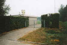 577001 Ingang naar het sportveld en clubgebouw van korfbalvereniging Klimop, 1999