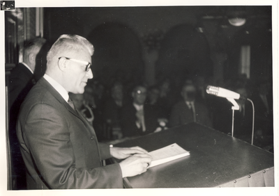 577040 Piet Mennen achter het spreekgestoelte bij afscheid burgemeester Ploegmakers, 1968