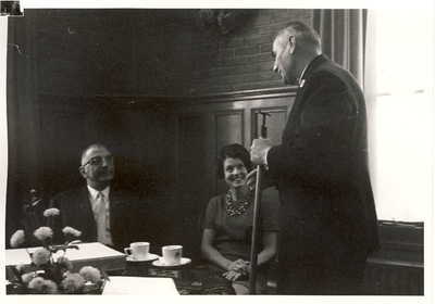 577041 Bode Jan van der Heijden houdt toespraak bij afscheid burgemeester Ploegmakers, 1968