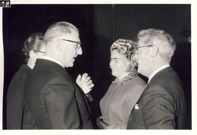 577049 Een geanimeerd gesprek met burgemeester Ploegmakers en zijn vrouw, 1968