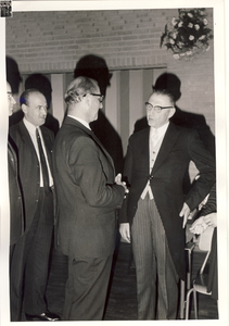 577054 Burgemeester Hoebens van Deurne in gesprek, 1968