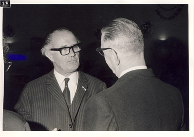 577055 Burgemeester Boerenkamps van Someren in gesprek, 1968