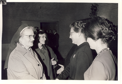 577059 Twee zusters begroeten de burgemeestersvrouw en -dochter, 1968