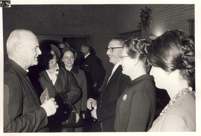 577062 Rector Allard vergezeld door vrouwen, 1968